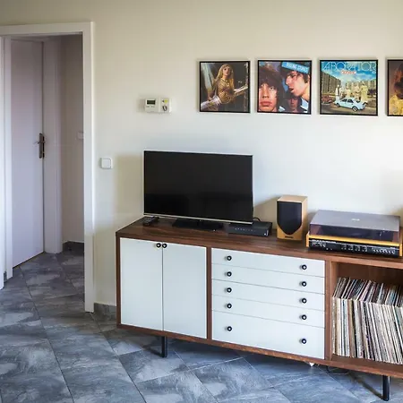 Vinyls & Espresso Apartment *
