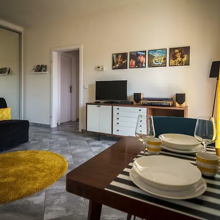 Apartment Vinyls & Espresso
